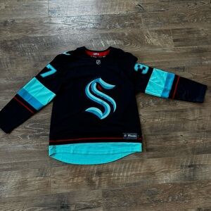 Seattle Kraken Yanni Gourde Hockey Jersey Mens Large